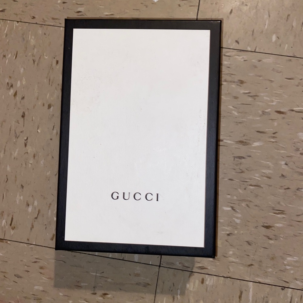 I’m selling some Gucci sneaker kids size 3